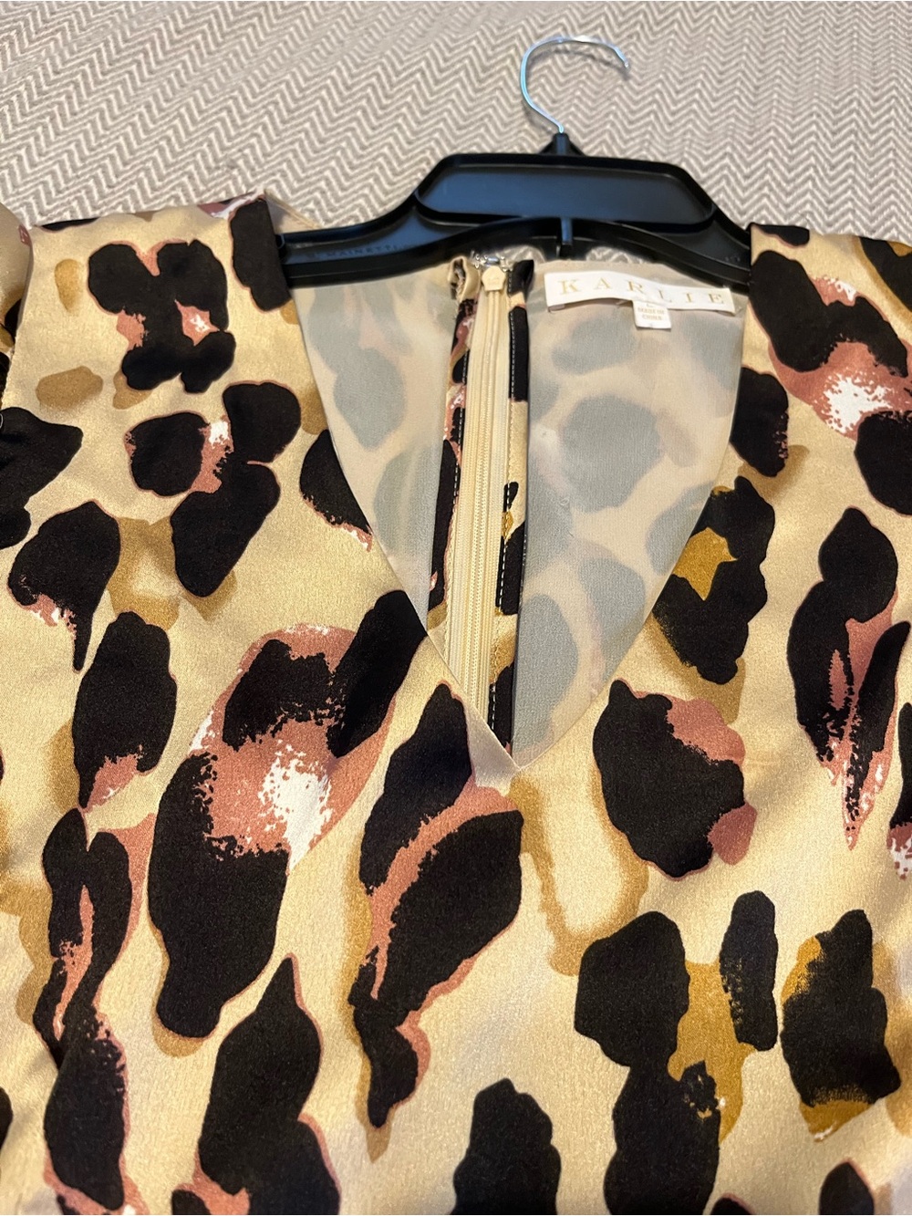 KARLIE Leopard Print Puff Sleeve Peplum Top. Zipper back. So cute! Large. - Picture 4 of 10